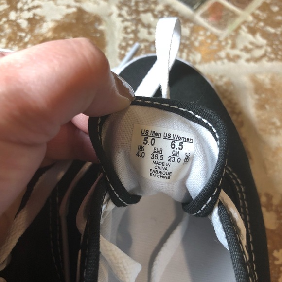 Vans NWOT Unisex Authentic Skate Shoe - Picture 6 of 6